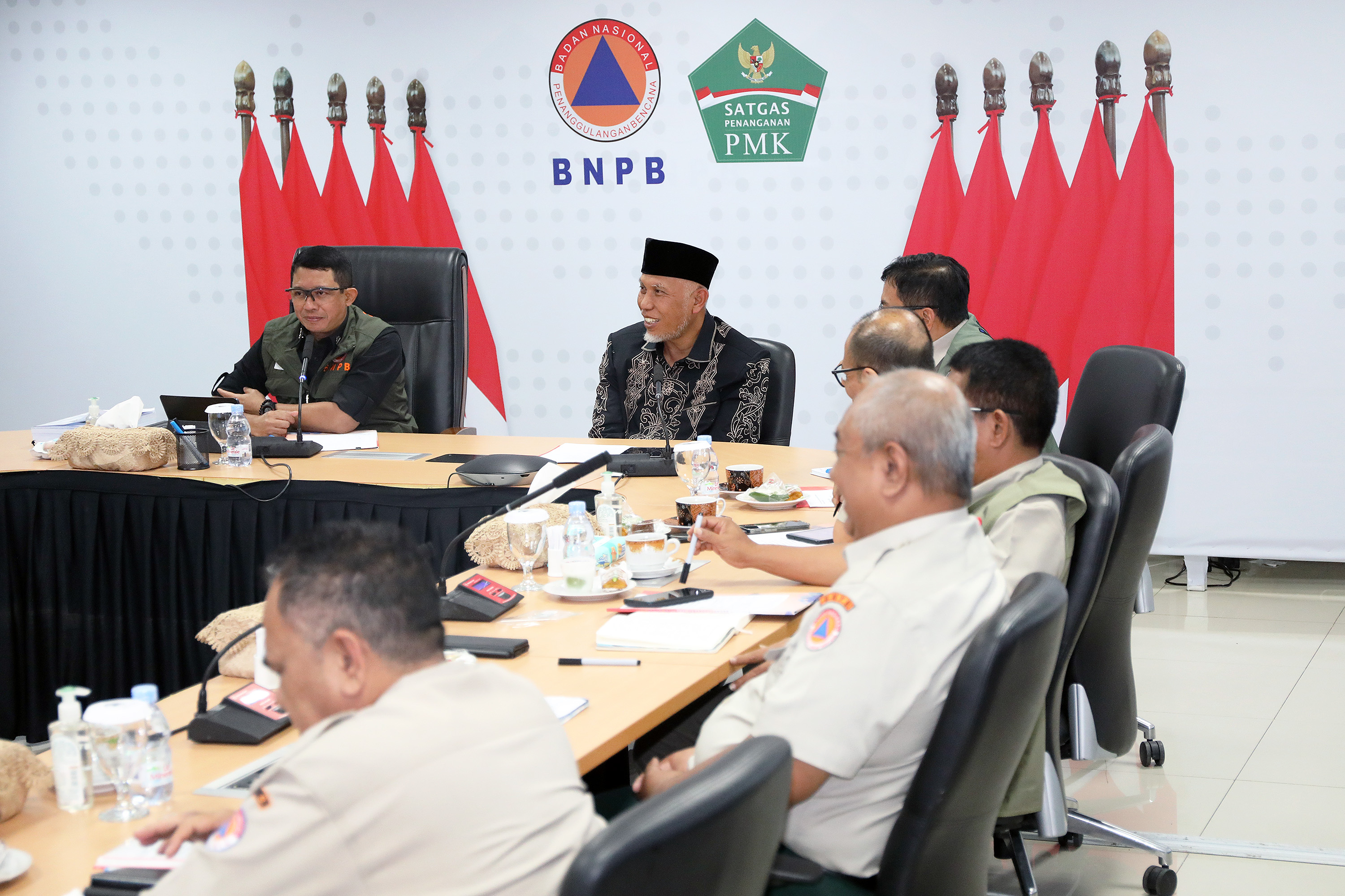 Kepala BNPB Letjen TNI Suharyanto S.Sos., M.M., (kiri) memberikan arahan dalam pertemuan yang dilakukan antara BNPB dengan Pemerintah Provinsi Sumatera Barat di Gedung Graha BNPB, Jakarta, Kamis (27/7).
